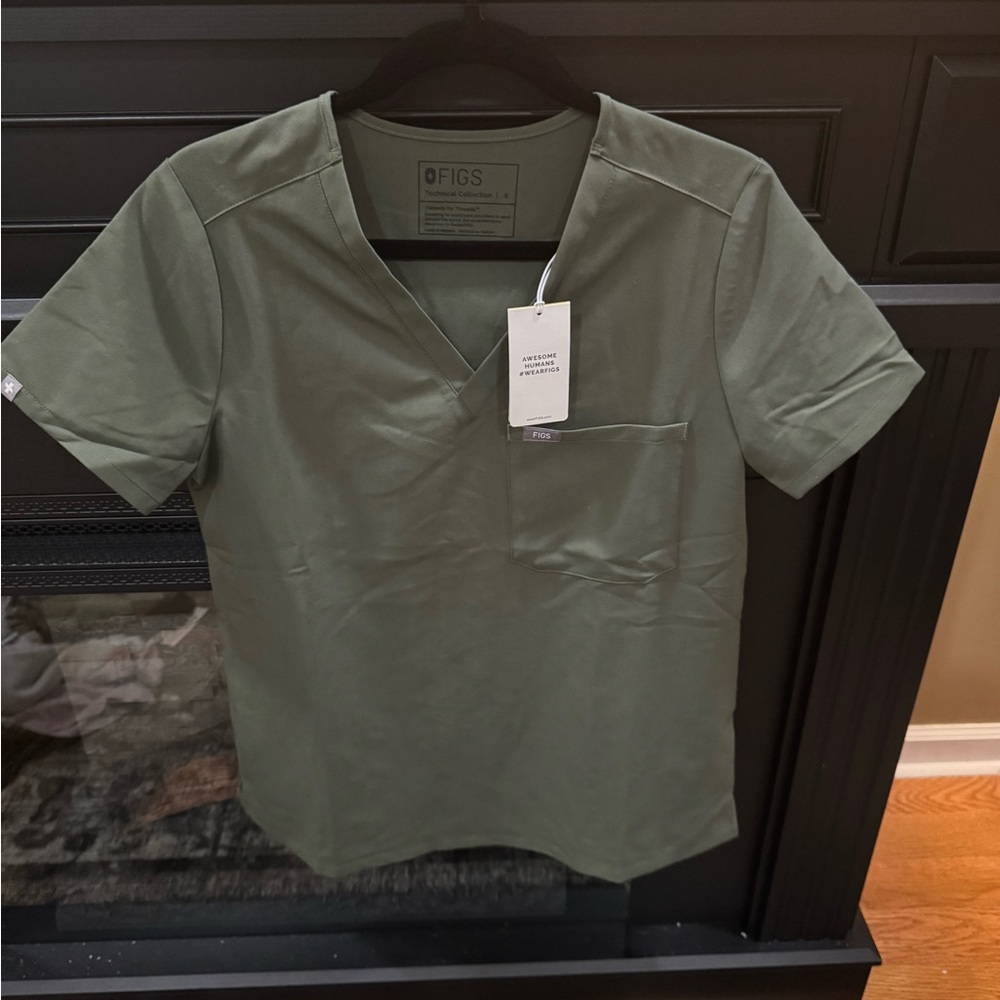 Figs scrub top